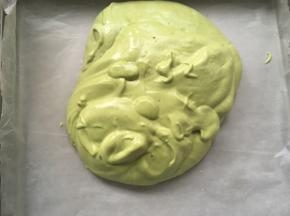 方盘铺油纸，将翻拌均匀的面糊抬高倒入模具内
