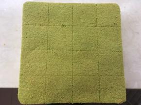 两个小时后，慕斯层完全凝固，可以用热毛巾敷下模具外层，一点点顶起模具脱模，我的模具的活底的，很好脱模