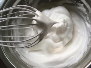 蛋白加几滴柠檬汁，分三次加入细砂糖打发，打出鱼眼泡泡状，加入第一次砂糖，打至浓稠状态，加入第二次砂糖，打出小弯钩加入第三次砂糖，继续打发至打蛋器提起有个小三角即可