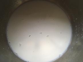 牛奶小火加热煮开