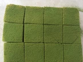 为了分切方便，可以在脱模后用锯齿刀在蛋糕表面划出痕迹，之后表层过筛上适合的抹茶粉
