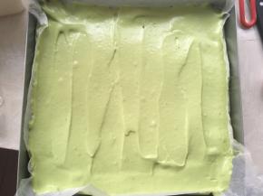 再用刮棒将面糊刮平正，入烤箱150度烤30分钟