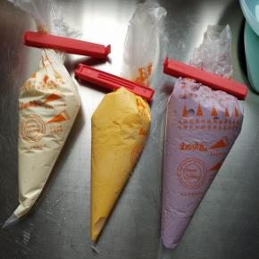 打好的紫薯红薯山药泥分别装入裱花袋，用密封夹夹好放入冰箱冷藏