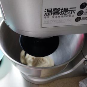 除黄油以外的所有材料按照底层液体，中层粉类，上层糖，盐，干酵母倒入厨师机，启动揉面程序，揉到面团能撑出半透明的膜加入黄油，继续揉面，直到完全间断