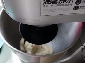 除黄油以外的所有材料按照底层液体，中层粉类，上层糖，盐，干酵母倒入厨师机，启动揉面程序，揉到面团能撑出半透明的膜加入黄油，继续揉面，直到完全间断