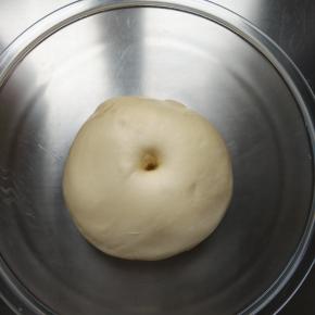 发酵好的面团手指戳个洞不回缩