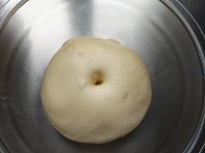 发酵好的面团手指戳个洞不回缩