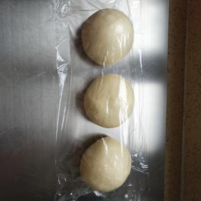 按压排气平均分成三等份，盖保鲜膜松弛15分钟