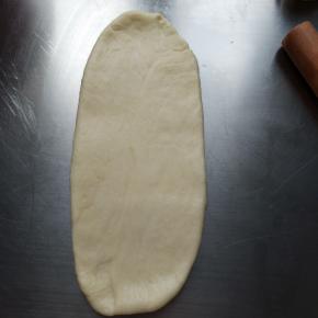 开始第一次擀卷，擀成椭圆形，卷起