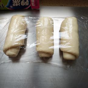 全部卷好盖保鲜膜松弛15分钟
