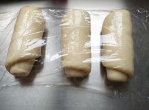 全部卷好盖保鲜膜松弛15分钟