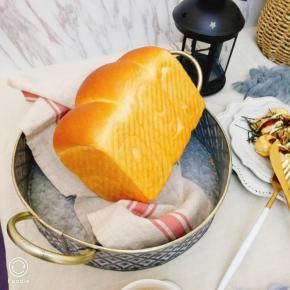 面团发酵到8-9分满烤箱180度预热，我是165度烤45分钟，烤到上色满意及时加盖锡纸，一般五六分钟左右就差不多盖锡纸。180度预热是让吐司放入烤箱时温度能保持165度左右，因为180度预热在我们开烤箱放吐司的同时温度会下降。