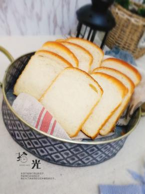 出炉以后及时倒出凉网上晾晾，切片食用，吃不完装在保鲜袋里可以保存3-4天。