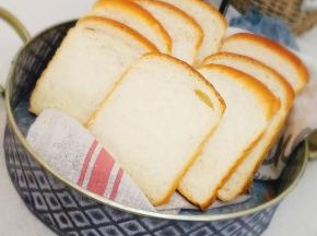 出炉以后及时倒出凉网上晾晾，切片食用，吃不完装在保鲜袋里可以保存3-4天。