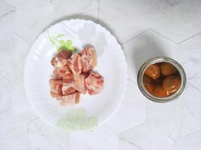 准备洗干净的排骨，咸梅