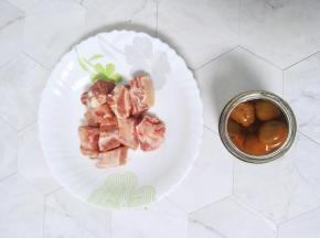 准备洗干净的排骨，咸梅
