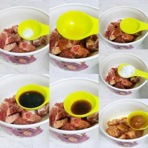 排骨放入少许的盐，食用油，蚝油，酱油，生粉，料酒，咸梅跟咸梅汁搅拌均匀，放冰箱冷藏腌制半个钟头左右