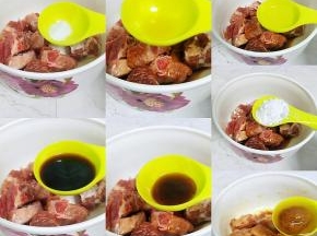 排骨放入少许的盐，食用油，蚝油，酱油，生粉，料酒，咸梅跟咸梅汁搅拌均匀，放冰箱冷藏腌制半个钟头左右
