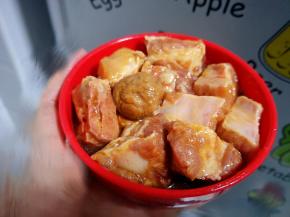 把腌制好的排骨摆放在小盘子里