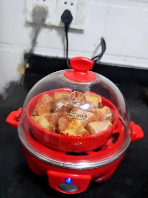 把装排骨的盘子放蒸蛋器盖上盖子