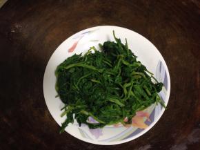 艾草洗净，开水加一点小苏打，倒入艾草焯水30秒-1分钟，冷水冲凉（加入小苏打，可保持色泽鲜绿）