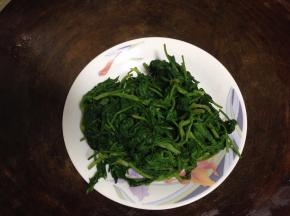 艾草洗净，开水加一点小苏打，倒入艾草焯水30秒-1分钟，冷水冲凉（加入小苏打，可保持色泽鲜绿）