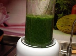 加入和艾草齐平的水入料理机搅打成泥