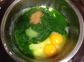 倒入艾草泥、五香粉(艾草泥不要一次倒入，要分次倒入）