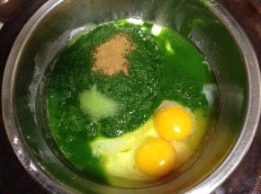 倒入艾草泥、五香粉(艾草泥不要一次倒入，要分次倒入）