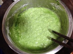 搅拌均匀至无干粉、面疙瘩出现（用艾草泥或是水来调节）