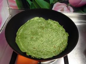 看到面饼颜色变深，一面烙好后翻面烙另一面，直到两面出现饼花成熟为止