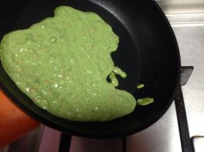 用勺子舀适量面糊倒入锅中，迅速旋转锅体，让面糊尽量薄厚均匀的布满锅底，呈圆饼状（要用中下火）