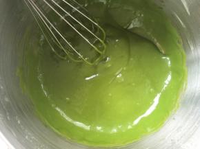 用蛋抽画Z字将蛋黄跟抹茶面糊搅拌均匀