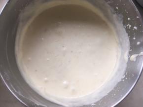 香蕉牛奶糊全部加入后，用打蛋器打发均匀，慕斯糊细腻即可