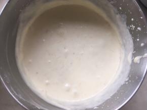 香蕉牛奶糊全部加入后，用打蛋器打发均匀，慕斯糊细腻即可