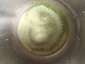 过筛低筋面粉跟抹茶粉，用蛋抽画Z字搅拌均匀