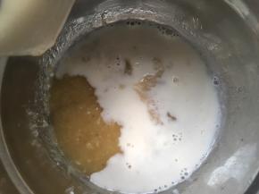 之后加入香蕉泥，搅拌均匀