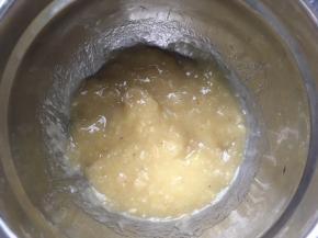 将香蕉压成泥状，没有压泥器可以用擀面杖圆头，一样很好用