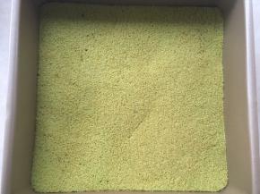 半个小时后，取出模具，在慕斯糊上铺上另外一片蛋糕片，继续入冰箱冷藏2个小时