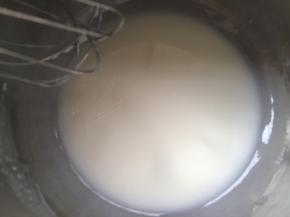 先来做抹茶蛋糕，玉米油加牛奶用蛋抽快速搅拌，搅拌至乳化状态即可