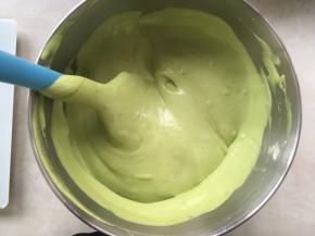 之后加入剩下的蛋白霜，继续用蛋抽翻拌均匀，最后再用刮棒将底下翻拌不到的地方翻拌均匀