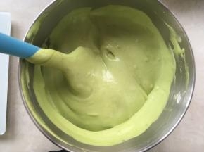 之后加入剩下的蛋白霜，继续用蛋抽翻拌均匀，最后再用刮棒将底下翻拌不到的地方翻拌均匀
