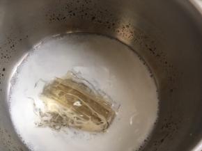 泡软的吉利丁滤干水份，加入热牛奶中搅拌均匀至吉利丁融化