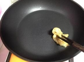 不沾锅烧热，用纱布沾油抹匀