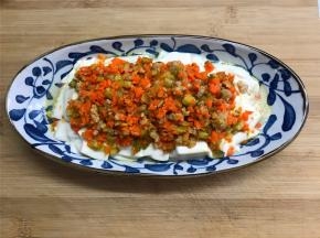 把蒸好的豆腐拿出来倒去水分，再铺上炒好的酸黄瓜肉末，撒上香葱即可。