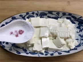 在豆腐上撒入少许盐。