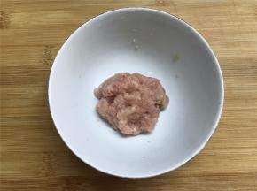 猪肉洗净后切成末，用少许盐和料酒腌制10分钟。