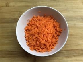 胡萝卜去皮后切成小粒，尽量把它切细点。