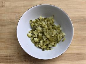 酸黄瓜也切成小粒。