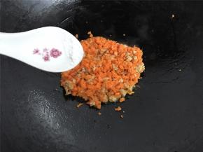 炒匀后加入少许盐调味，盐不用加太多，。